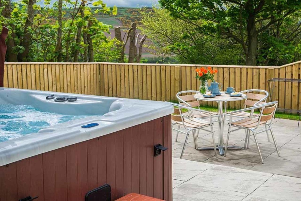 Douglas Fir Lodge With Hot Tub Near Cupar Fife Luthrie Exterior foto