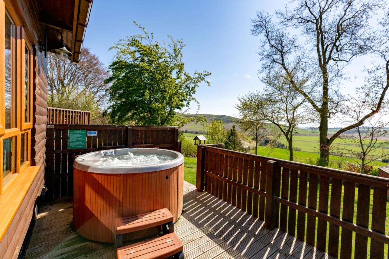 Douglas Fir Lodge With Hot Tub Near Cupar Fife Luthrie Exterior foto